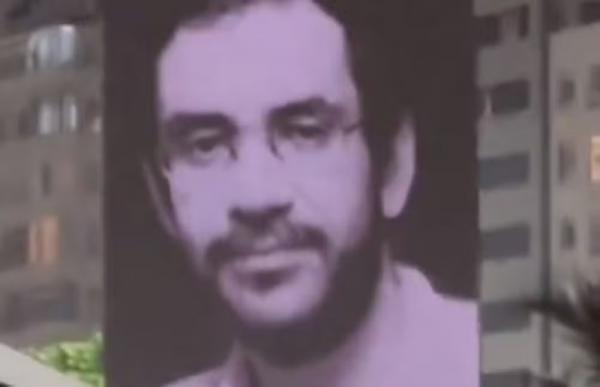 O cantor Renato Russo tamb&eacute;m apareceu em exibi&ccedil;&atilde;o nos testes dos tel&otilde;es da Celebration Tour, em Copacabana.(Imagem:Reprodu&ccedil;&atilde;o)