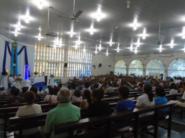 Comunidade católica de Floriano celebra Nossa Senhora das Graças