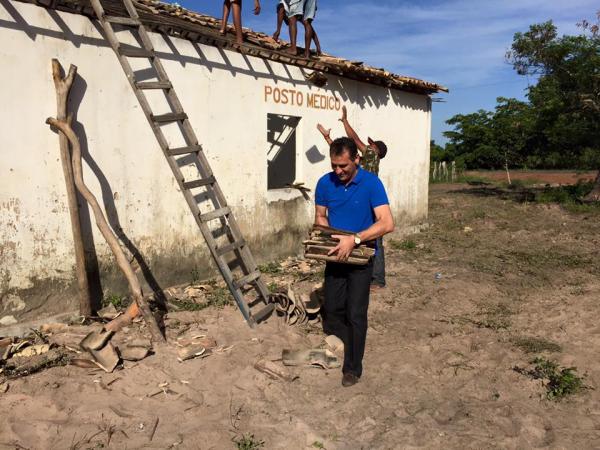 Prefeito Gilberto J&uacute;nior participa de mutir&atilde;o na zona rural.(Imagem:SECOM)