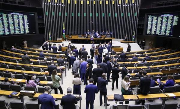 Câmara pode votar projeto que pune escolas que não aceitarem matrícula de alunos