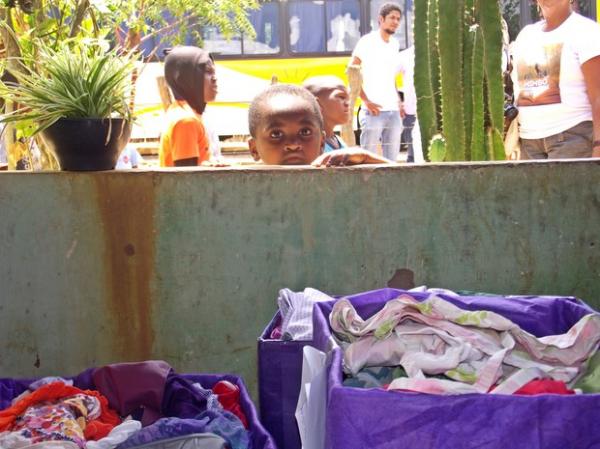 Quase 1.500 pe&ccedil;as de roupas foram doados.(Imagem:Gustavo Almeida/G1)