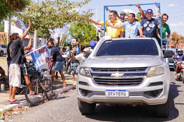 Joel e Ciro são recebidos por populares na Santa Maria da Codipi na maior carreata da história