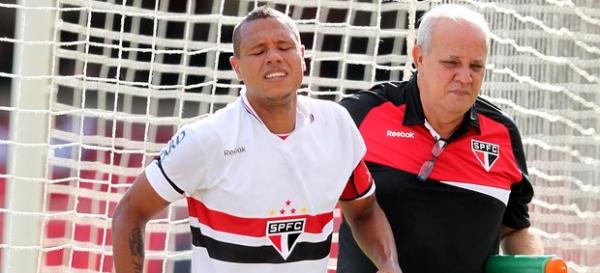 Luis Fabiano teve uma les&atilde;o muscular na partida contra o Azul&atilde;o.(Imagem:Gaspar N&oacute;brega / Vipcomm)
