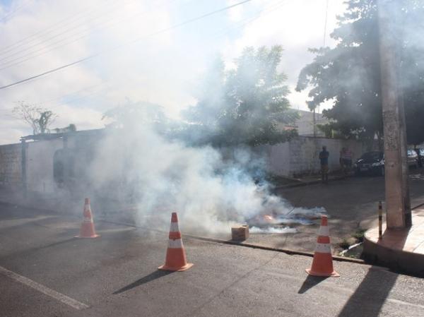 Fio de energia pegou fogo no meu da rua na Zona Sul de Teresina.(Imagem:Gil Oliveira/ G1)