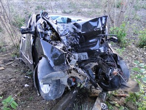 Uma pessoa morre e outra fica ferida após carro colidir em árvore no Piauí