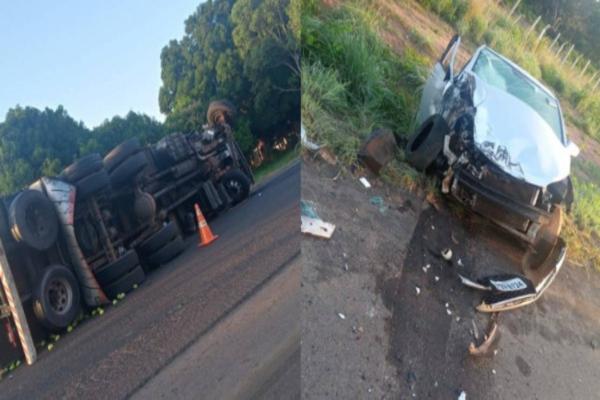 Caminhão com frutas tomba após colisão frontal com veículo em Altos