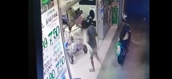 Dupla armada assalta supermercado e posto de combustível em Floriano