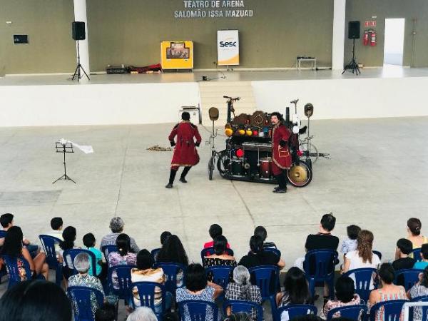 Público lota Teatro de Arena do Sesc para assistir o espetáculo "Clake"