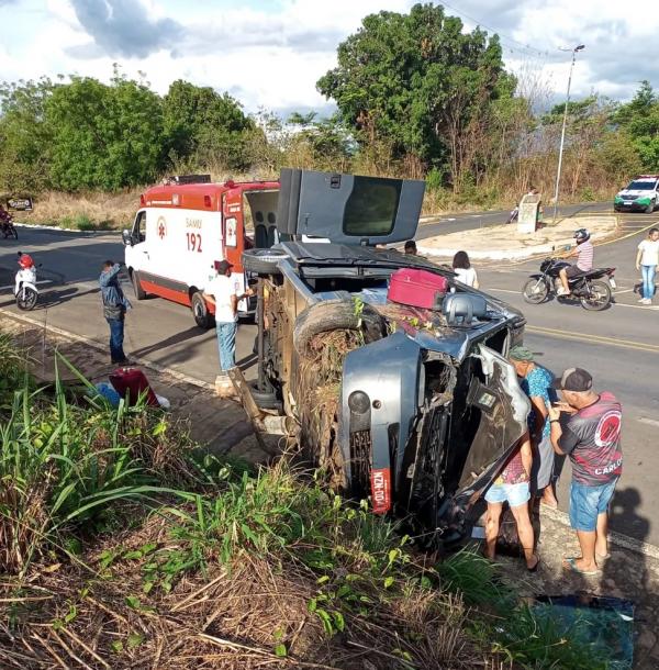  Van que transportava passageiros capota ap&oacute;s colidir com caminhonete na BR 343, em Lagoinha no Piau&iacute;.(Imagem: Reprodu&ccedil;&atilde;o )