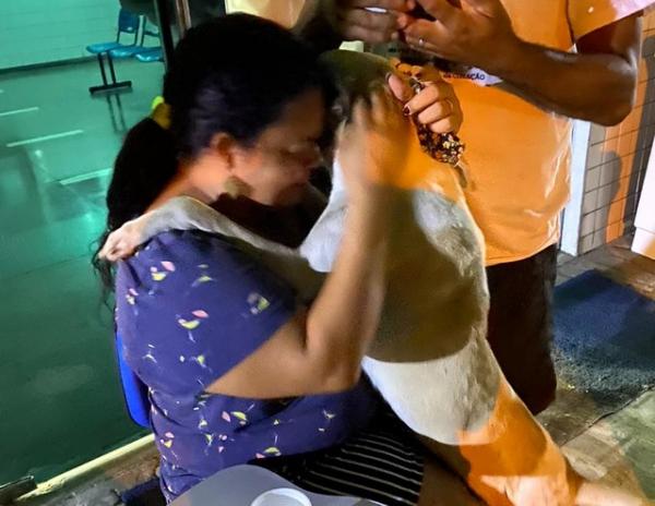 Cachorro abra&ccedil;a mulher que perdeu m&atilde;e v&iacute;tima da Covid-19, em Teresina.(Imagem: Arquivo Pessoal Rhavenna Veloso)