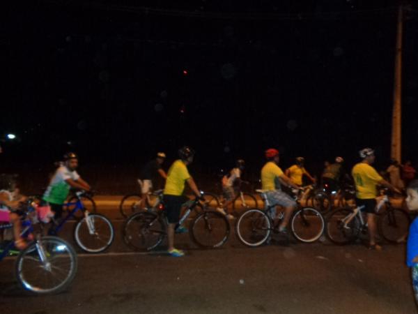 Recorde de p&uacute;blico prestigia desfile c&iacute;vico na Avenida Frei Ant&ocirc;nio Curcio.(Imagem:FlorianoNews)