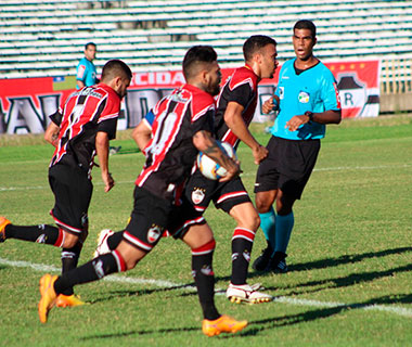 River tem goleiro expulso, mas empata e segue líder na Série D