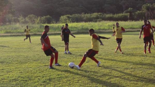 Celso Teixeira fica atento &agrave;s divididas mais duras no treino do Flamengo-PI.(Imagem:Wenner Tito)