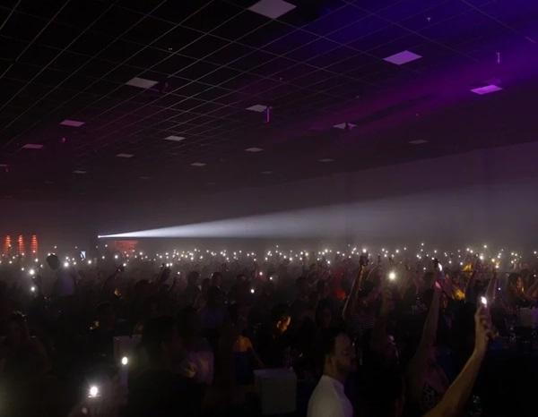 P&uacute;blico acendeu a lanterna dos celulares durante apresenta&ccedil;&atilde;o de Jorge Vercillo. (Imagem:Ol&iacute;mpio Bisneto)