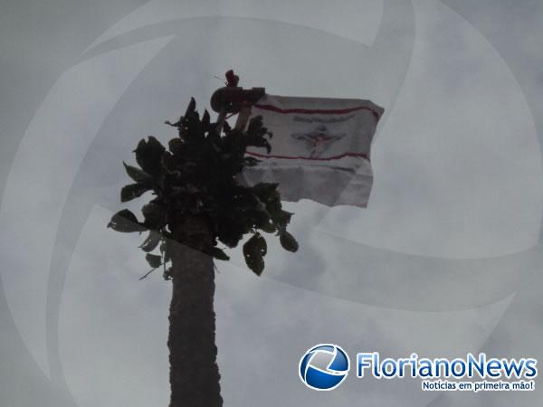 Levantamento do Mastro d&aacute; inicio aos festejos de Bom Jesus da Lapa na localidade Tabuleiro do Mato.(Imagem:FlorianoNews)