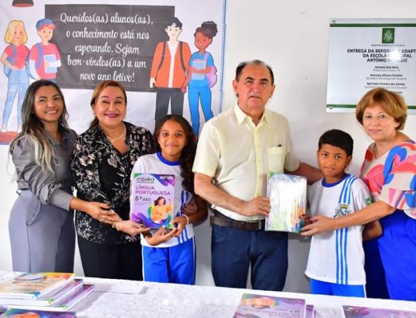 Prefeito Antonio Reis entrega livros do programa