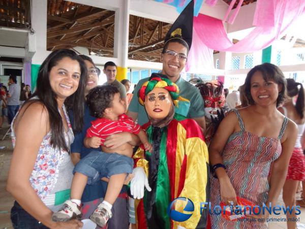 Matin&ecirc; de carnaval re&uacute;ne centenas de foli&otilde;es no CEC. (Imagem:FlorianoNews)