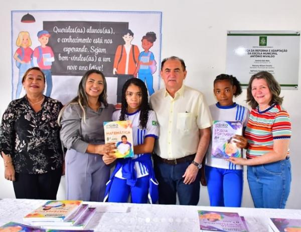 Prefeito Antonio Reis entrega livros do programa