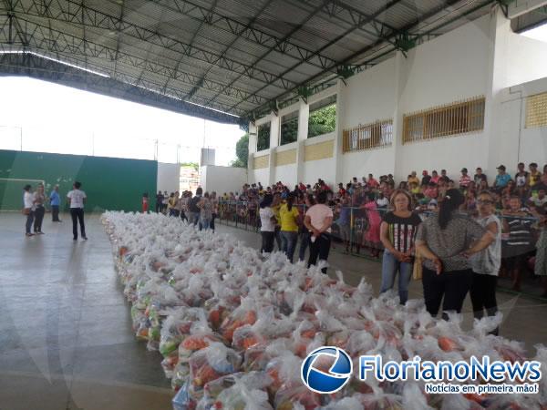 Munic&iacute;pio de Floriano distribui 2 mil cestas b&aacute;sicas na P&aacute;scoa a fam&iacute;lias carentes.(Imagem:FlorianoNews)