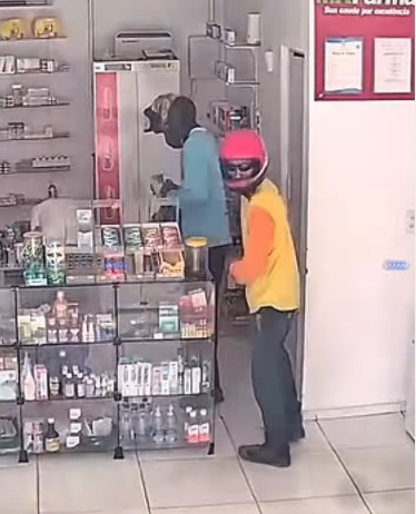 Dupla armada assalta farmácia no bairro Manguinha, em Floriano; ação é registrada por câmeras