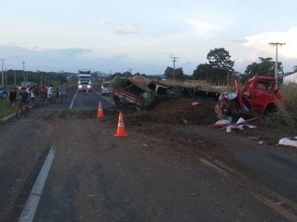Colisão frontal entre caminhões deixa dois feridos e interdita BR-343