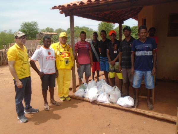 Moradores da zona rural de Floriano recebem doa&ccedil;&otilde;es de roupas e alimentos.(Imagem:FlorianoNews)