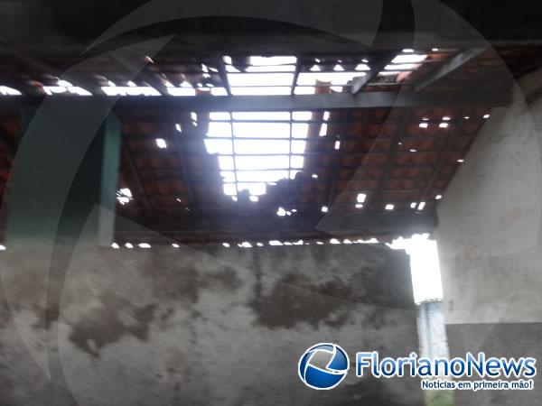 Moradores do Conjunto Vila Le&atilde;o fazem manifesta&ccedil;&atilde;o reivindicando melhorias.(Imagem:FlorianoNews)