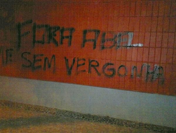 Torcedores protestam contra o t&eacute;cnico Abel Braga.(Imagem:Edgard Maciel de S&aacute; / Globoesporte.com)