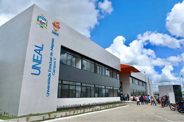 UNEAL publica edital de concurso com 127 vagas para professores e salários de até R$ R$ 13,4 mil