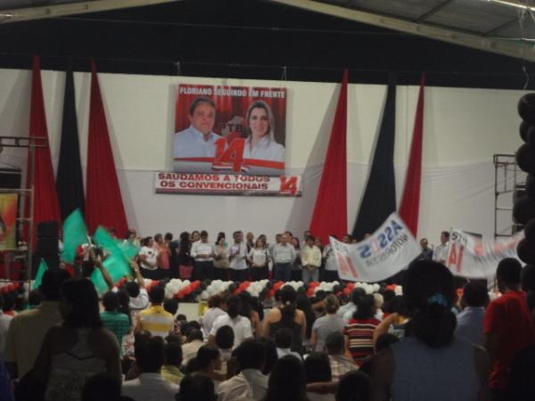 Conven&ccedil;&atilde;o homologa candidatura de Almir Reis e Karitha Freire &agrave; prefeitura de Floriano.(Imagem:FlorianoNews)