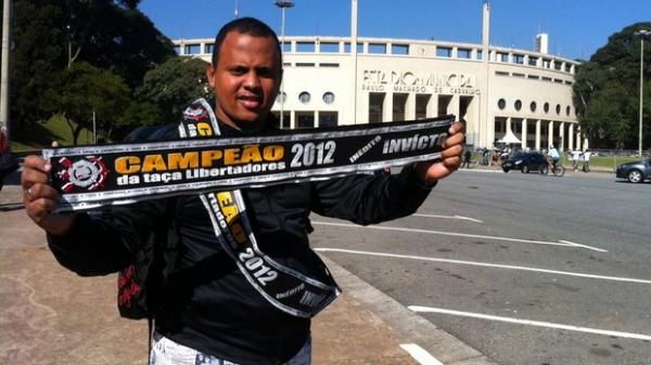 Faixas de campe&atilde;o j&aacute; s&atilde;o vendidas no Pacaembu.(Imagem:Jos&eacute; Gonzalez/Globoesporte.com)