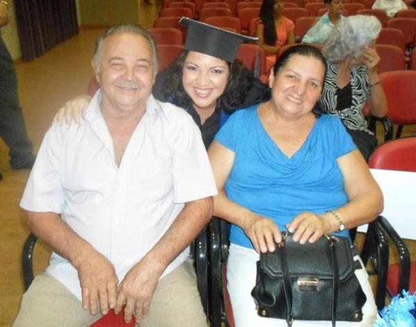 Recentemente, Sandra ao lado dos pais Toinha e Raimundo Fil&oacute;.(Imagem:Arquivo Pessoal)