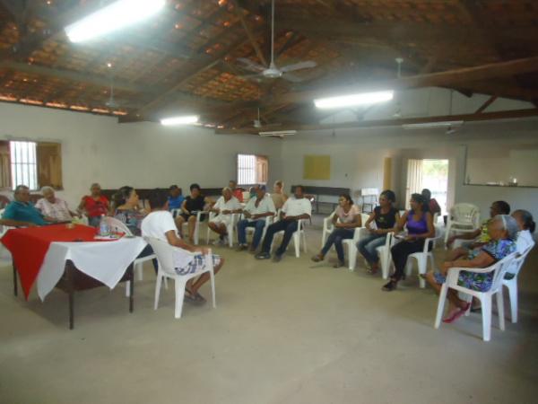 Moradores do bairro Irapuá II participam de palestra sobre a dengue