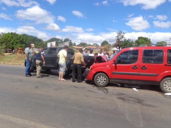  Engavetamento entre tr&ecirc;s ve&iacute;culos &eacute; registrado na BR-230 em Floriano.(Imagem:FlorianoNews)