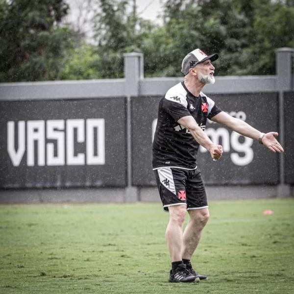 Caras, bocas e muitos gritos: Álvaro Pacheco põe jogadores para suar nos primeiros dias de Vasco