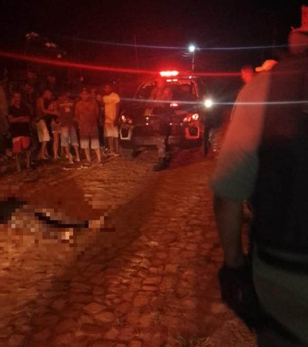 Jovem é morto e mulher é baleada na perna durante tiroteio em Corrente, no Sul do Piauí