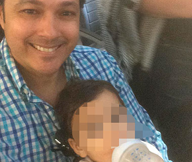 Professor e bebê caem da escada de desembarque de avião em Teresina