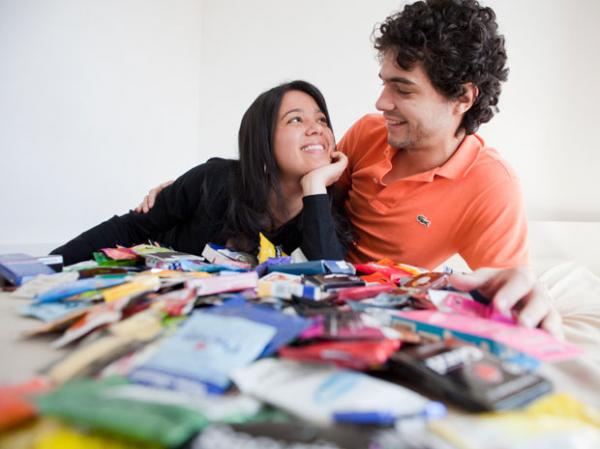 Casal namora h&aacute; quatro anos: 'Ele sempre foi muito rom&acirc;ntico', diz Renata sobre Ricardo, que possui quase 500 preservativos diferentes de v&aacute;rios pa&iacute;ses do mundo.(Imagem:Daigo Oliva/G1)