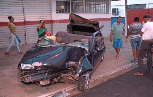 Carro com cadeirante bate em poste de energia e vítimas ficam presas às ferragens