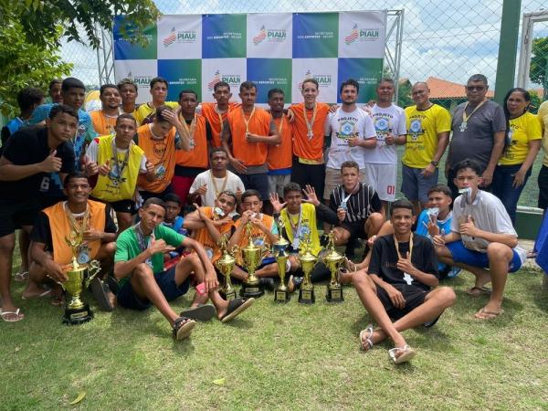 Projeto da Secepi instala três escolas de futebol de base em Beneditinos
