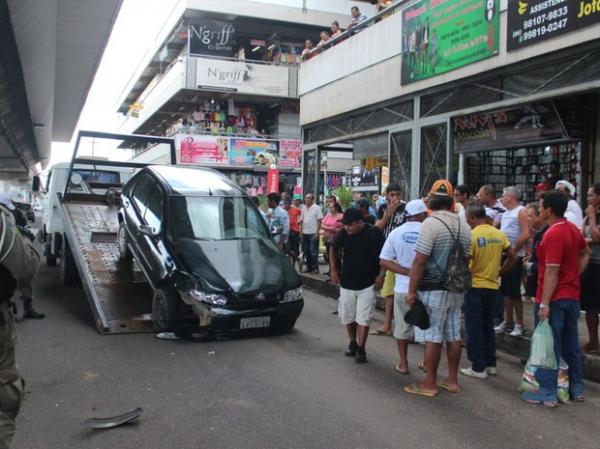 Carro foi recolhido para p&aacute;tio do Detran em Teresina.(Imagem:Fernando Brito/G1)