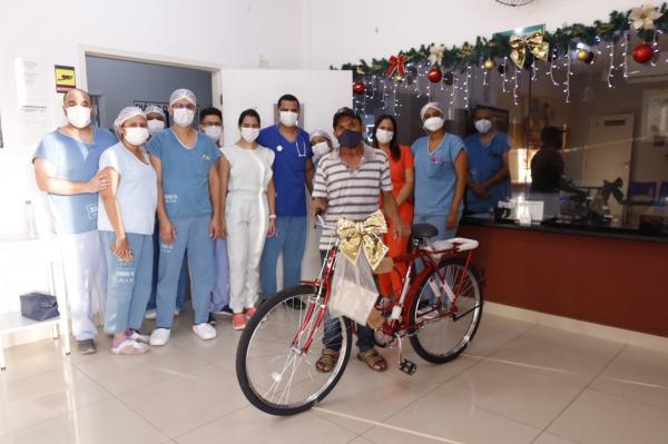 Médicos de Floriano presenteiam paciente que foi roubado durante tratamento