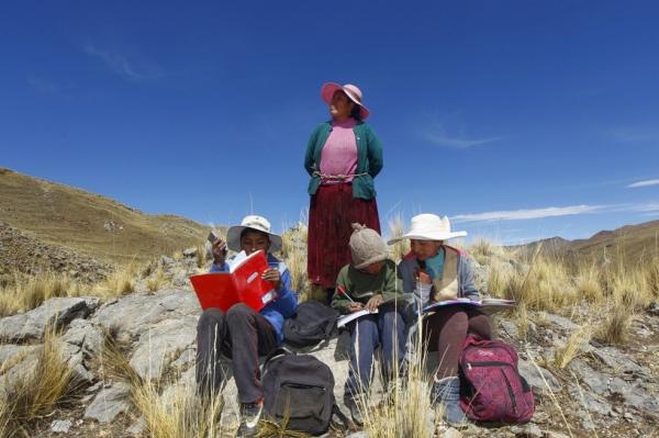 No Peru, pandemia levou cerca de 300 mil alunos a desistirem da escola