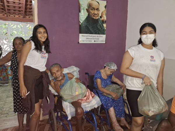 Alunos da Escola Pequeno Pr&iacute;ncipe distribuem cestas b&aacute;sicas para fam&iacute;lias necessitadas em Floriano .(Imagem:Divulga&ccedil;&atilde;o )