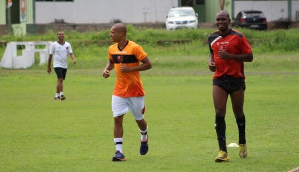 Cl&eacute;ber e Romarinho fazem primeiro treino no campo, mas nada de bola.(Imagem:Abdias Bideh)