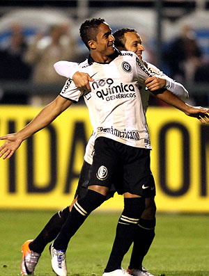 Corinthians 'descongela' no 2º tempo, vence o Prudente e volta à liderança