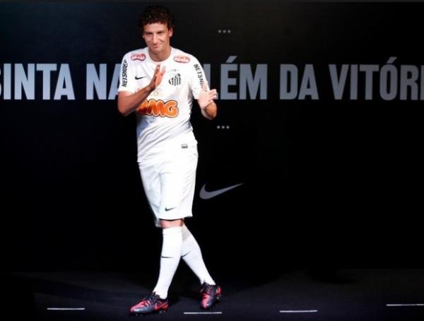 Elano veste o novo uniforme do Santos em evento no Rio de Janeiro.(Imagem:Twitter / Divulga&ccedil;&atilde;o)