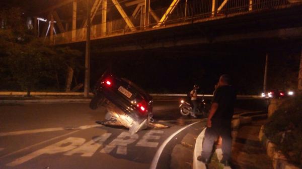 Buraco se abre e carro quase é engolido em avenida de Teresina
