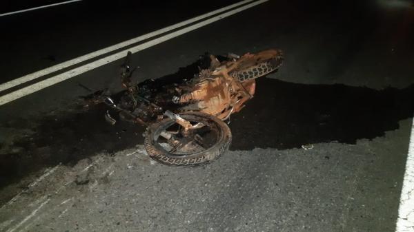 Moto ap&oacute;s colis&atilde;o com caminh&atilde;o na BR 222 em Piripiri.(Imagem:Divulga&ccedil;&atilde;o/PRF-PI)