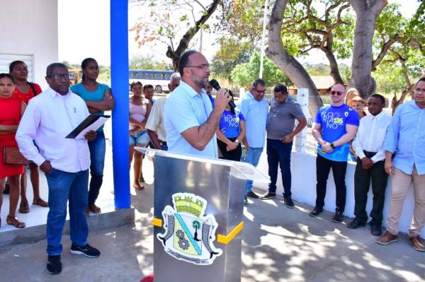 Vereadores participam de entregas do mercado p&uacute;blico e escola no Amolar.(Imagem:CMF)